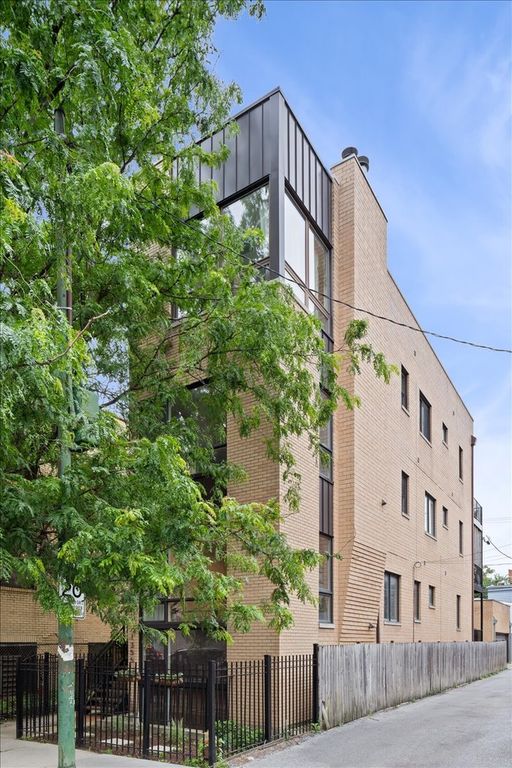 1355 W Erie Street 1, Chicago, IL 60622