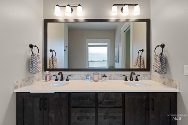 9608 W Twisted Vine Dr, Star, ID 83669