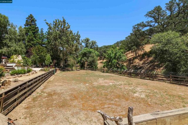 220 Tumbleweed Ct, Clayton, CA 94517