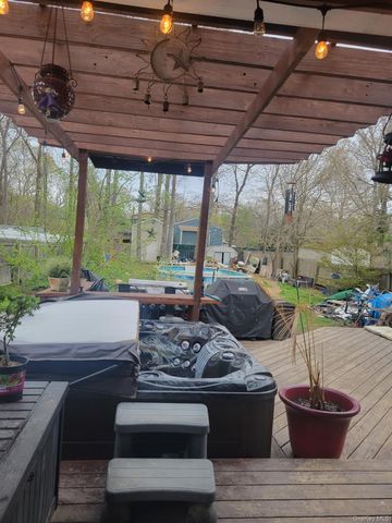 522 Rowlinson Drive, Shirley, NY 11967