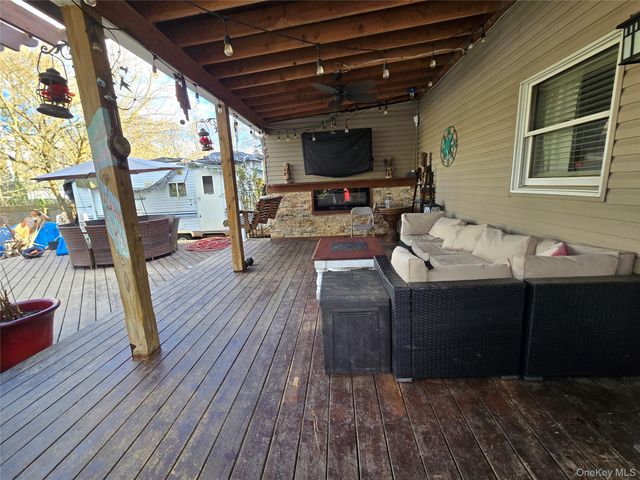 522 Rowlinson Drive, Shirley, NY 11967