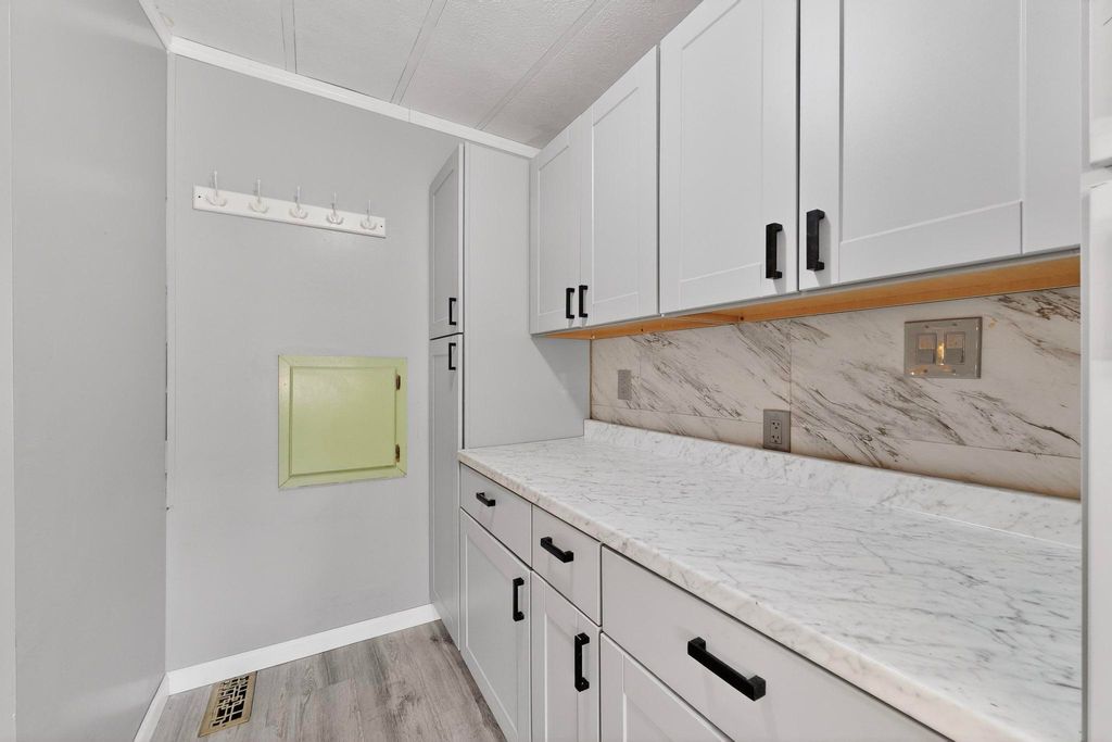 Image 15 of property listing at 9 Tiger Road, Edgewood, NM 87015