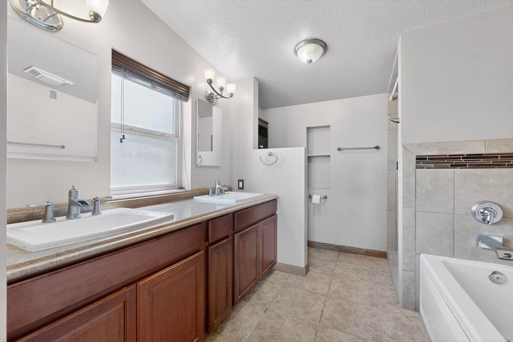 Image 23 of property listing at 9 Tiger Road, Edgewood, NM 87015