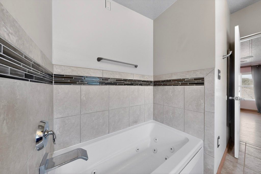 Image 25 of property listing at 9 Tiger Road, Edgewood, NM 87015