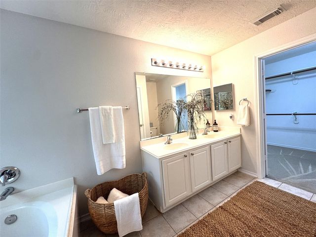 213 E Summerhaze Circle, The Woodlands, TX 77382