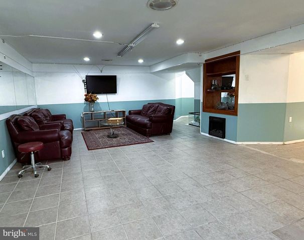 35 SPRINGDALE DR, Gloucester City, NJ 08030