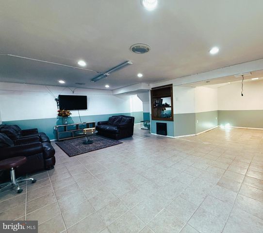 35 SPRINGDALE DR, Gloucester City, NJ 08030