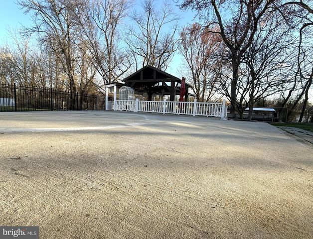 35 SPRINGDALE DR, Gloucester City, NJ 08030