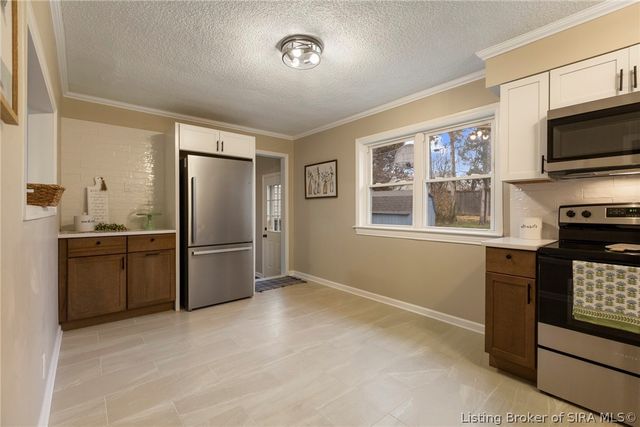 572 Eastside Avenue, Sellersburg, IN 47172