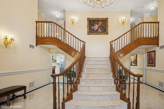 46 Hamilton Lane, Oak Brook, IL 60523