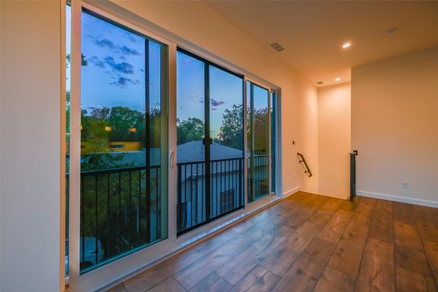 2247 Mail Avenue 103, Dallas, TX 75235