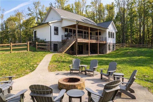 103 Silver Oak Ln, Slippery Rock Twp, PA 16057