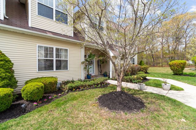 29 Daremy Circle 2e, Medford, NY 11763