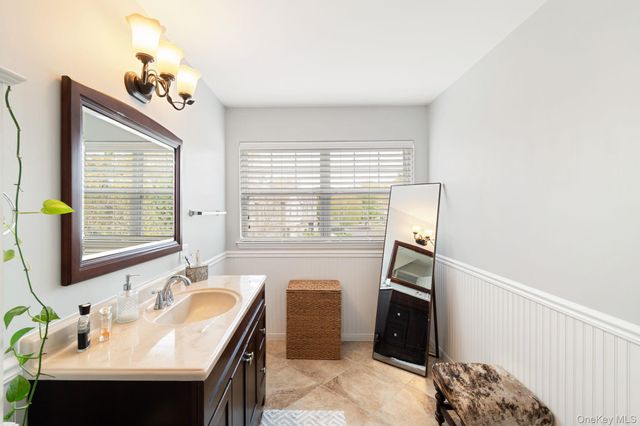 29 Daremy Circle 2e, Medford, NY 11763