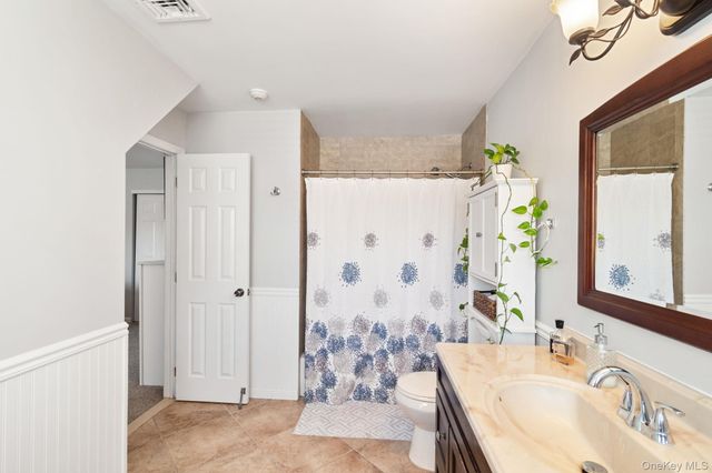 29 Daremy Circle 2e, Medford, NY 11763