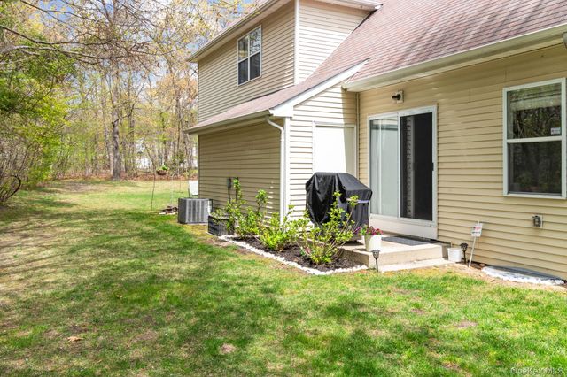 29 Daremy Circle 2e, Medford, NY 11763