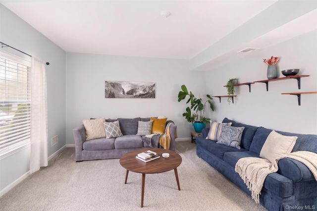 29 Daremy Circle 2e, Medford, NY 11763