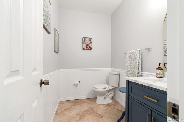 29 Daremy Circle 2e, Medford, NY 11763