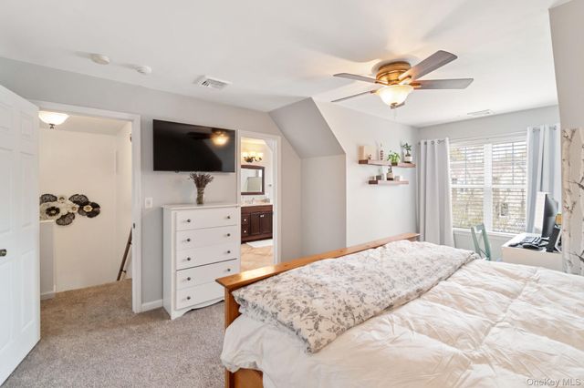 29 Daremy Circle 2e, Medford, NY 11763