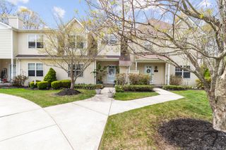 29 Daremy Circle 2e, Medford, NY 11763
