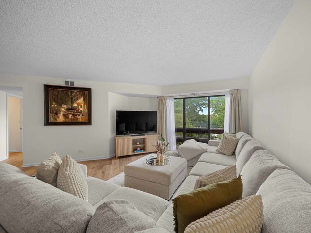 702 N Waukegan Road 206A, Glenview, IL 60025