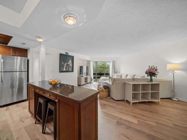 702 N Waukegan Road 206A, Glenview, IL 60025