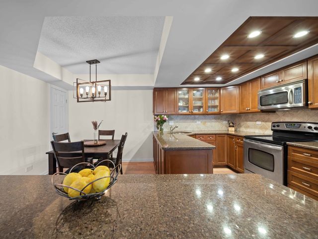 702 N Waukegan Road 206A, Glenview, IL 60025