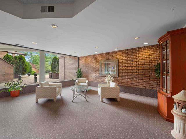 702 N Waukegan Road 206A, Glenview, IL 60025