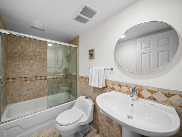 702 N Waukegan Road 206A, Glenview, IL 60025