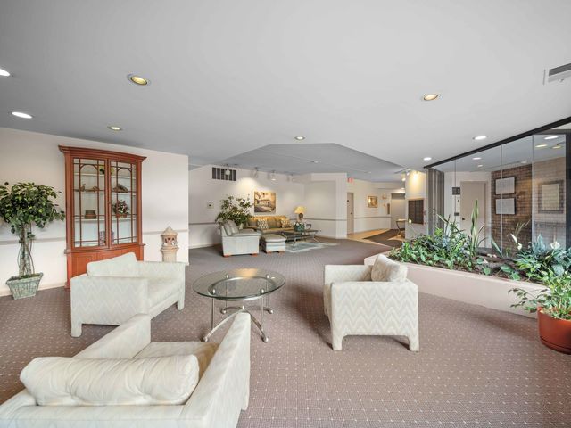 702 N Waukegan Road 206A, Glenview, IL 60025