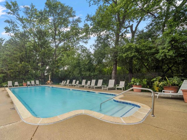 702 N Waukegan Road 206A, Glenview, IL 60025