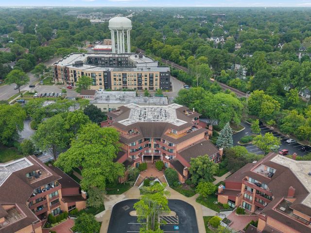 702 N Waukegan Road 206A, Glenview, IL 60025