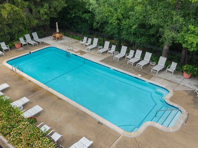 702 N Waukegan Road 206A, Glenview, IL 60025