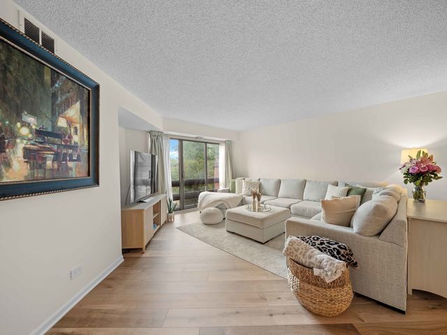 702 N Waukegan Road 206A, Glenview, IL 60025
