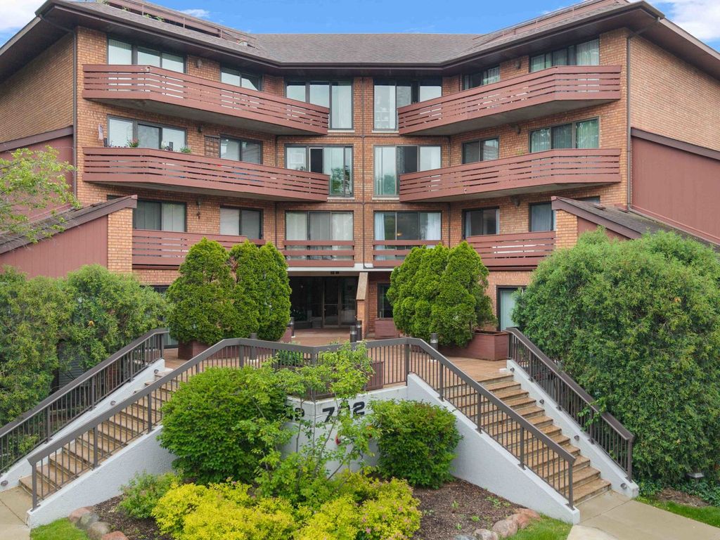 702 N Waukegan Road 206A, Glenview, IL 60025
