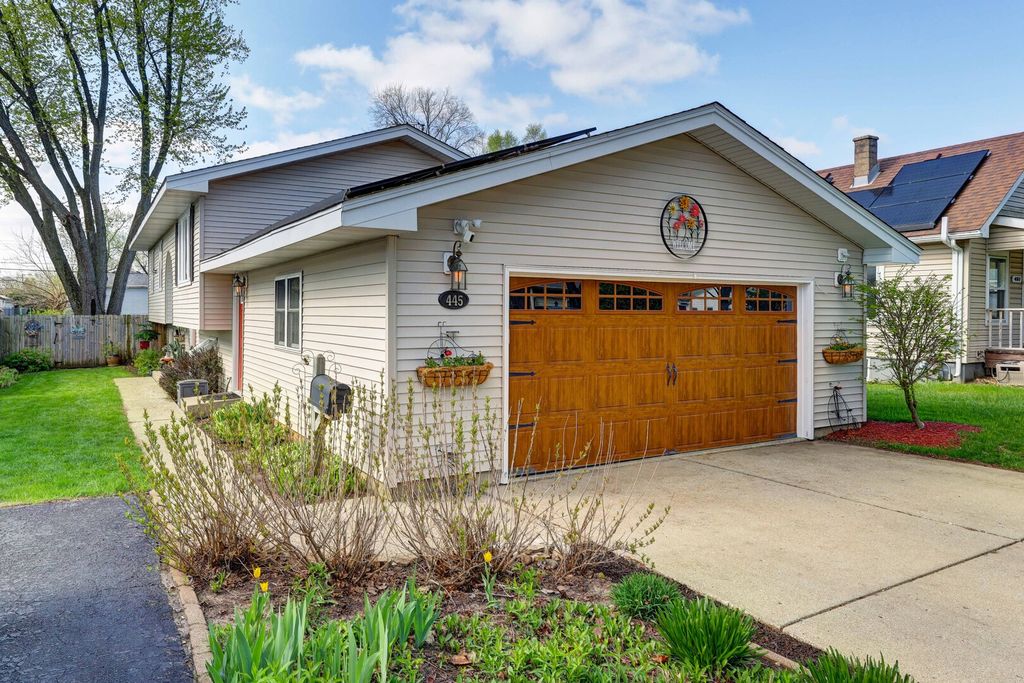 445 Golf Road, Crystal Lake, IL 60014