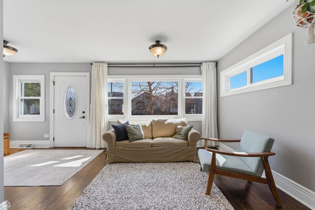 Image 2 of property listing at 6232 W GRACE Street, Chicago, IL 60634