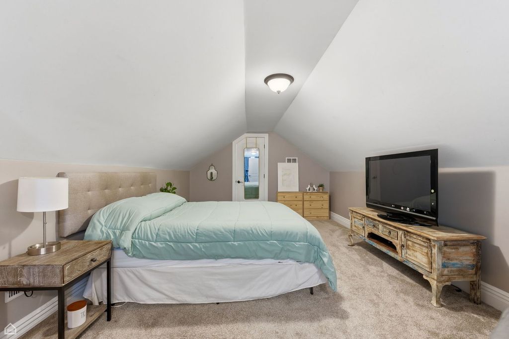 Image 11 of property listing at 6232 W GRACE Street, Chicago, IL 60634