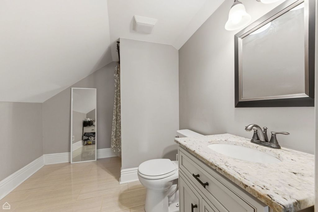 Image 13 of property listing at 6232 W GRACE Street, Chicago, IL 60634
