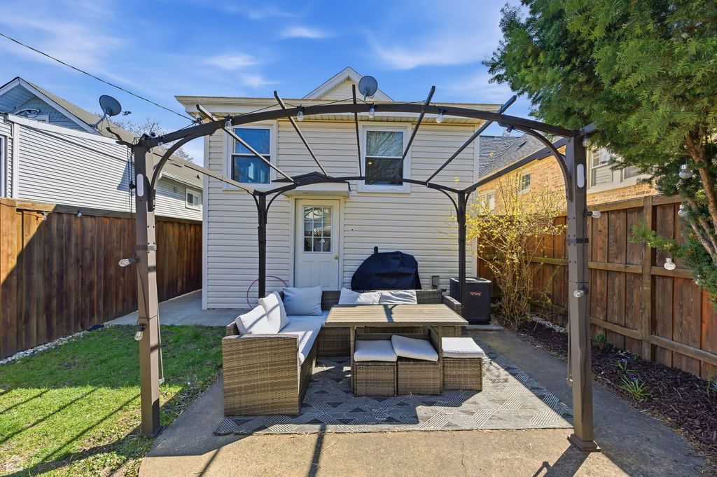 Image 15 of property listing at 6232 W GRACE Street, Chicago, IL 60634