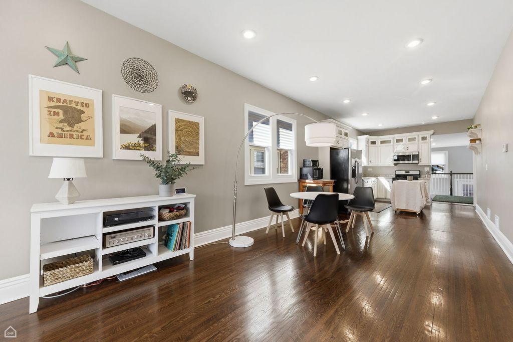 Image 3 of property listing at 6232 W GRACE Street, Chicago, IL 60634