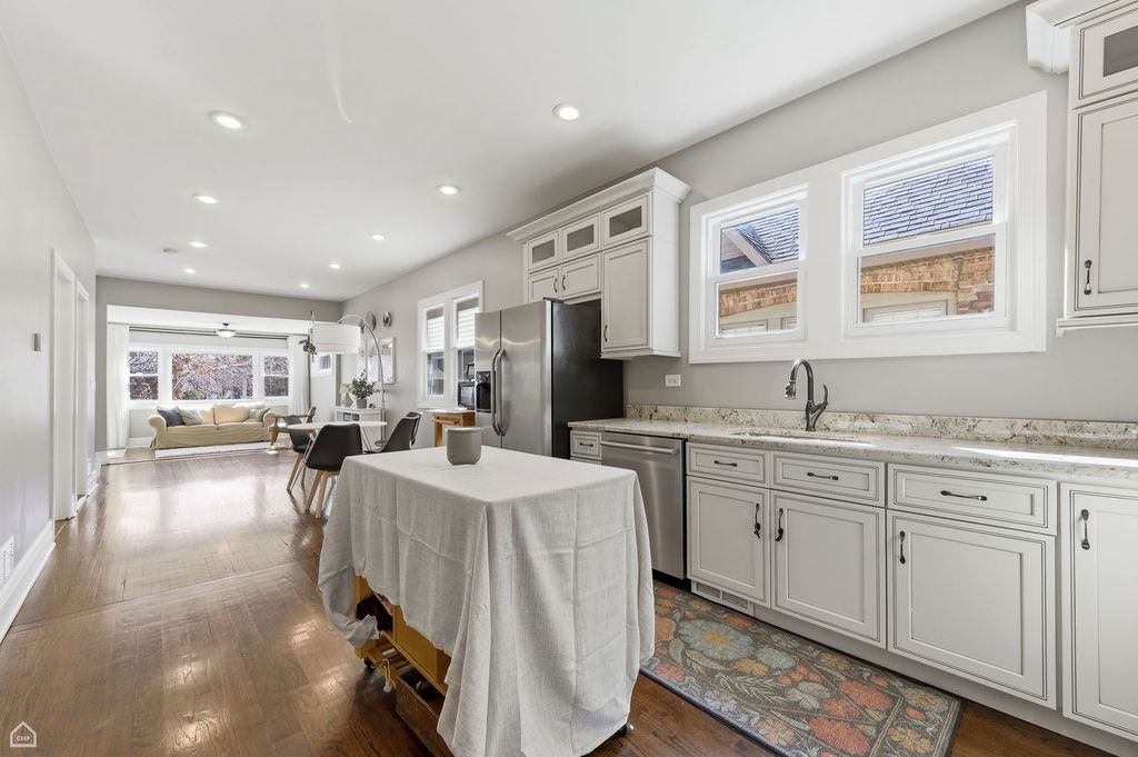 Image 4 of property listing at 6232 W GRACE Street, Chicago, IL 60634
