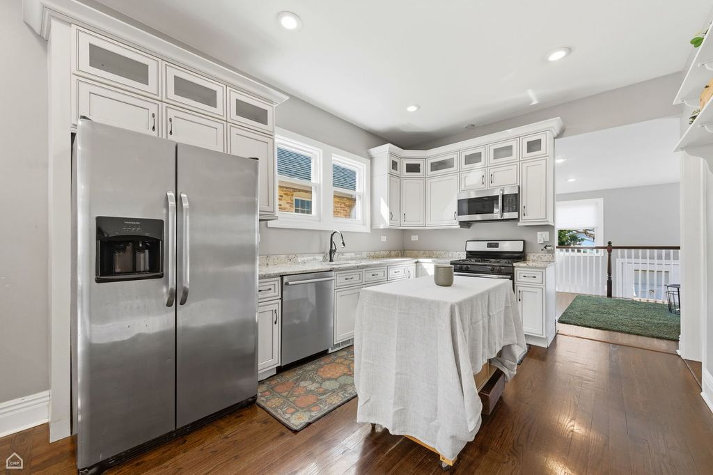 Image 5 of property listing at 6232 W GRACE Street, Chicago, IL 60634
