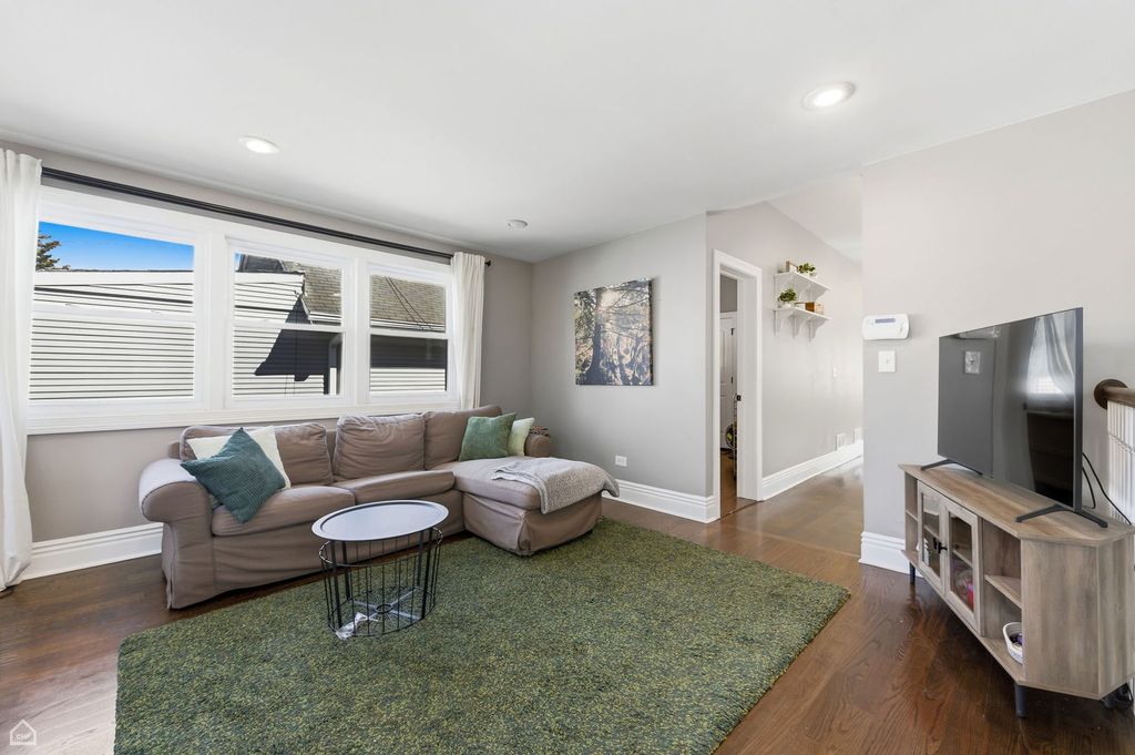 Image 6 of property listing at 6232 W GRACE Street, Chicago, IL 60634
