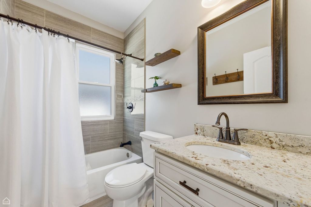 Image 7 of property listing at 6232 W GRACE Street, Chicago, IL 60634
