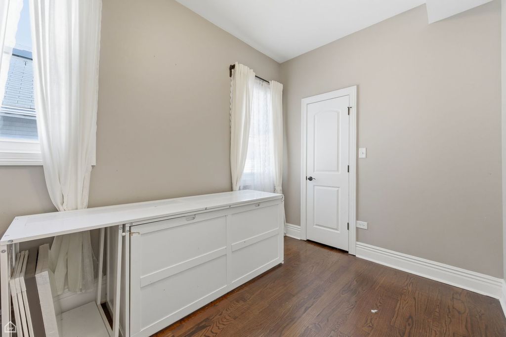 Image 9 of property listing at 6232 W GRACE Street, Chicago, IL 60634
