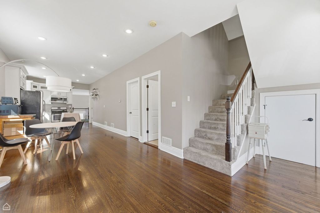 Image 10 of property listing at 6232 W GRACE Street, Chicago, IL 60634