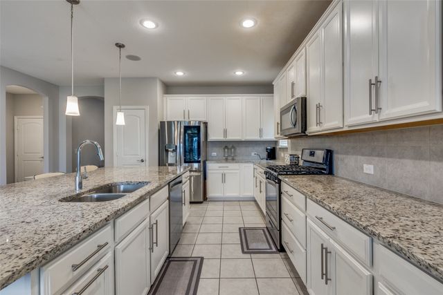 1005 Pinnacle Breeze Drive, Fort Worth, TX 76052
