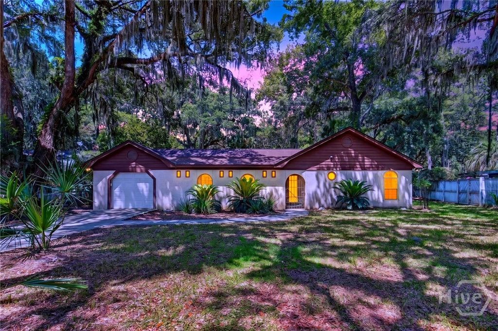 Image 2 of property listing at 30 Grace Court, Richmond Hill, GA 31324