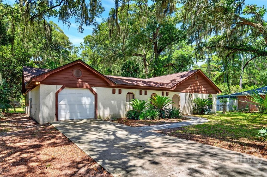 Image 3 of property listing at 30 Grace Court, Richmond Hill, GA 31324